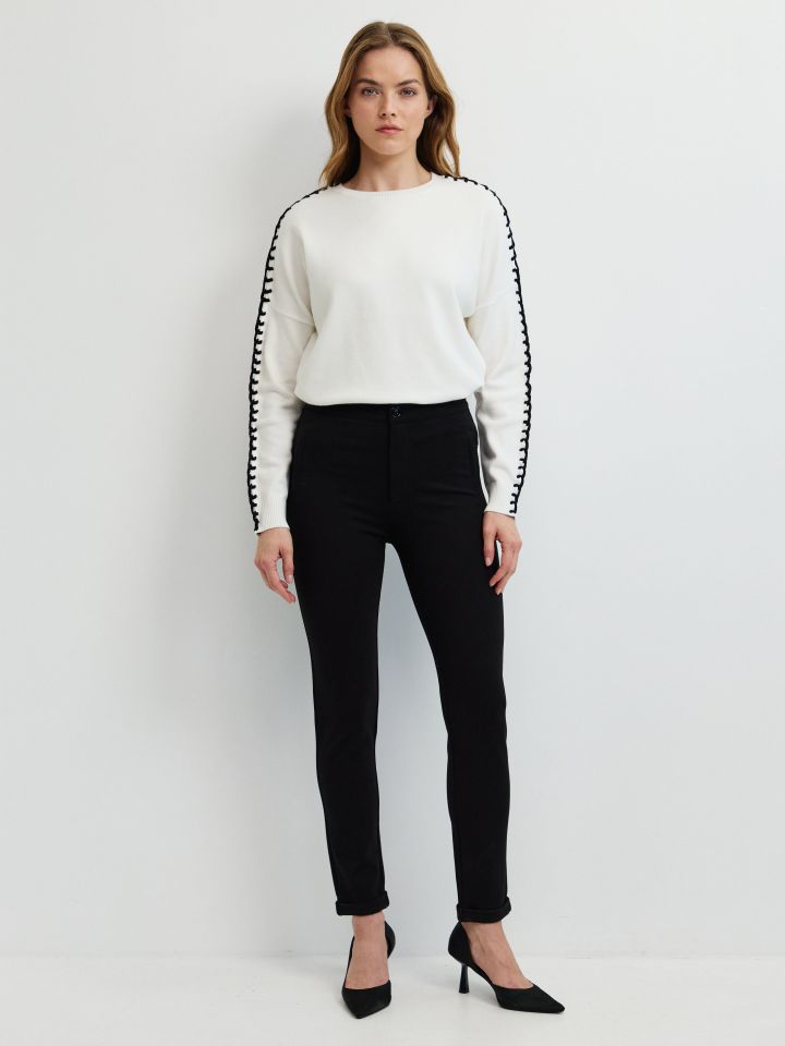 סריג שילוב בשרוולים בצבע אופוויט