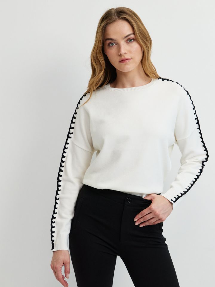 סריג שילוב בשרוולים בצבע אופוויט