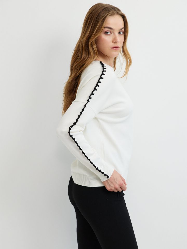 סריג שילוב בשרוולים בצבע אופוויט