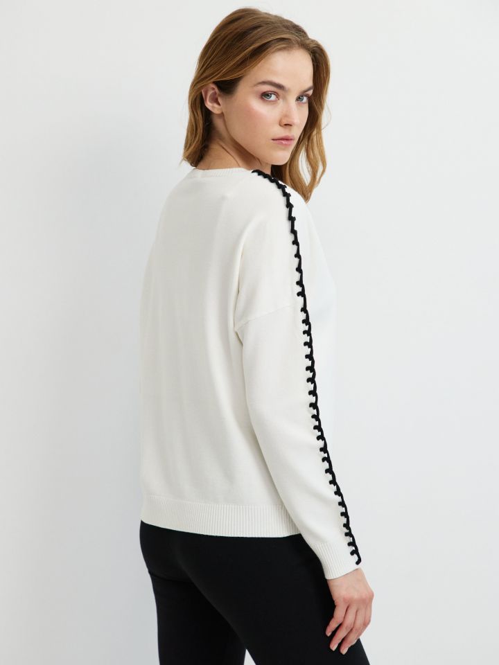 סריג שילוב בשרוולים בצבע אופוויט