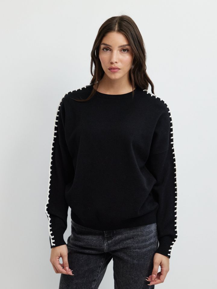 סריג שילוב בשרוולים בצבע שחור