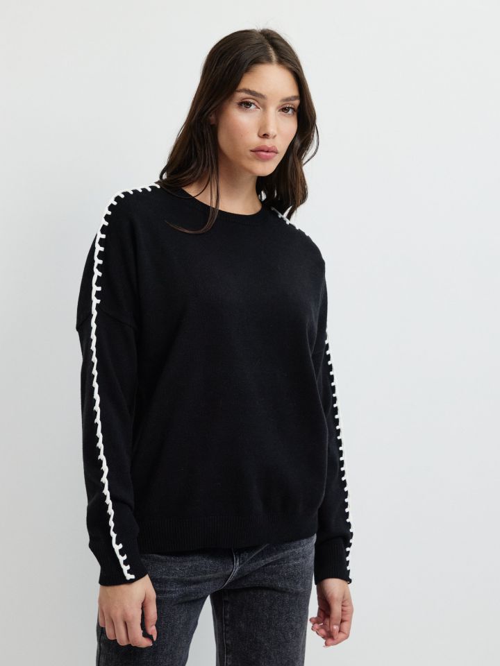 סריג שילוב בשרוולים בצבע שחור