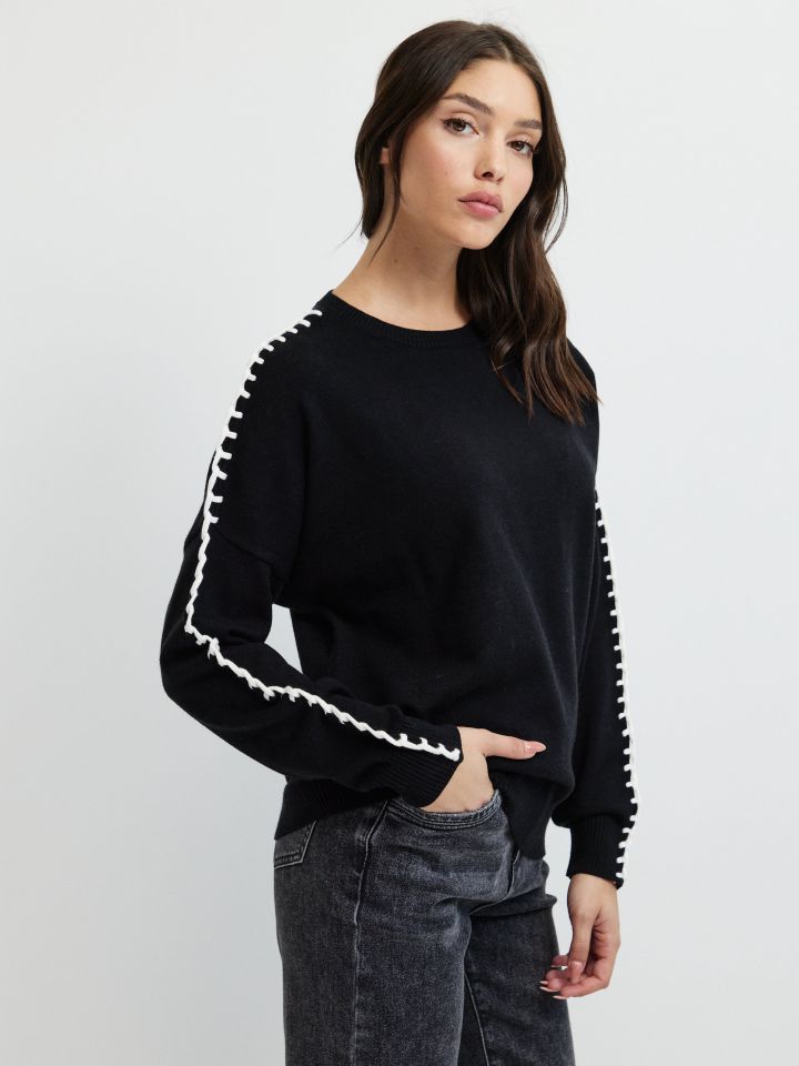 סריג שילוב בשרוולים בצבע שחור