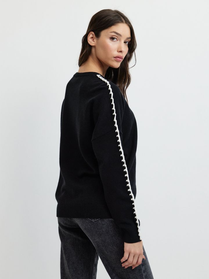 סריג שילוב בשרוולים בצבע שחור