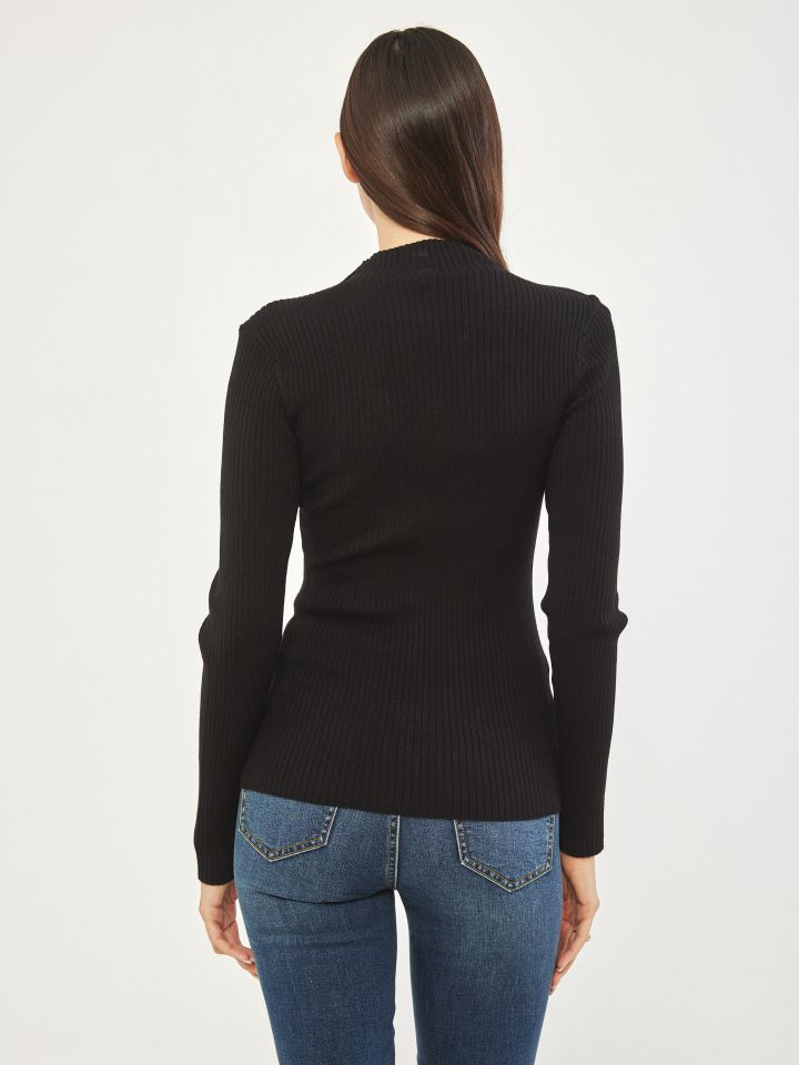 סריג חצי גולף כפתורי זהב PROMO בצבע שחור