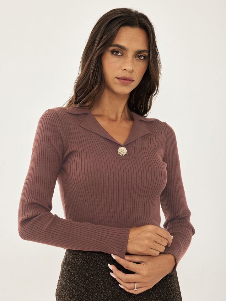 סריג צוארון כפתור זהב PROMO בצבע חום בהיר