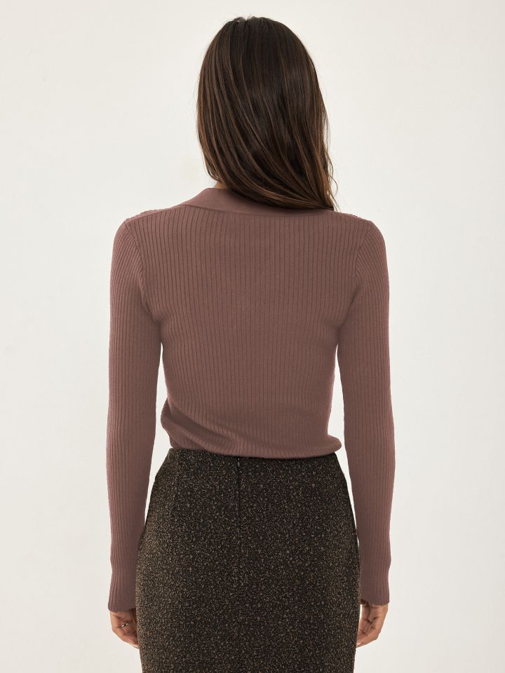 סריג צוארון כפתור זהב PROMO בצבע חום בהיר