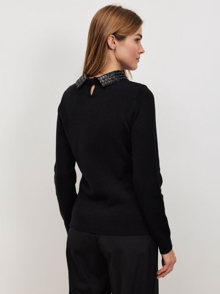 סריג צוארון חרוזים בצבע שחור