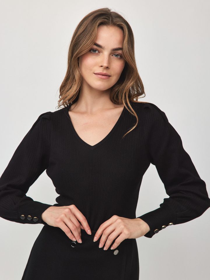 סריג ריב V כפתורים בשרוול בצבע שחור