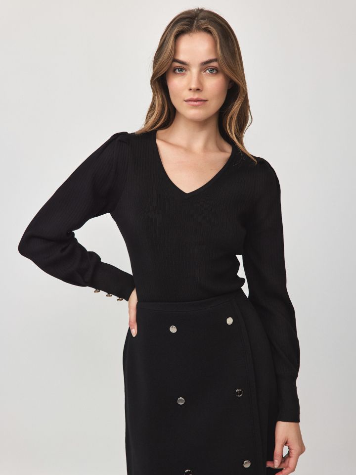 סריג ריב V כפתורים בשרוול בצבע שחור