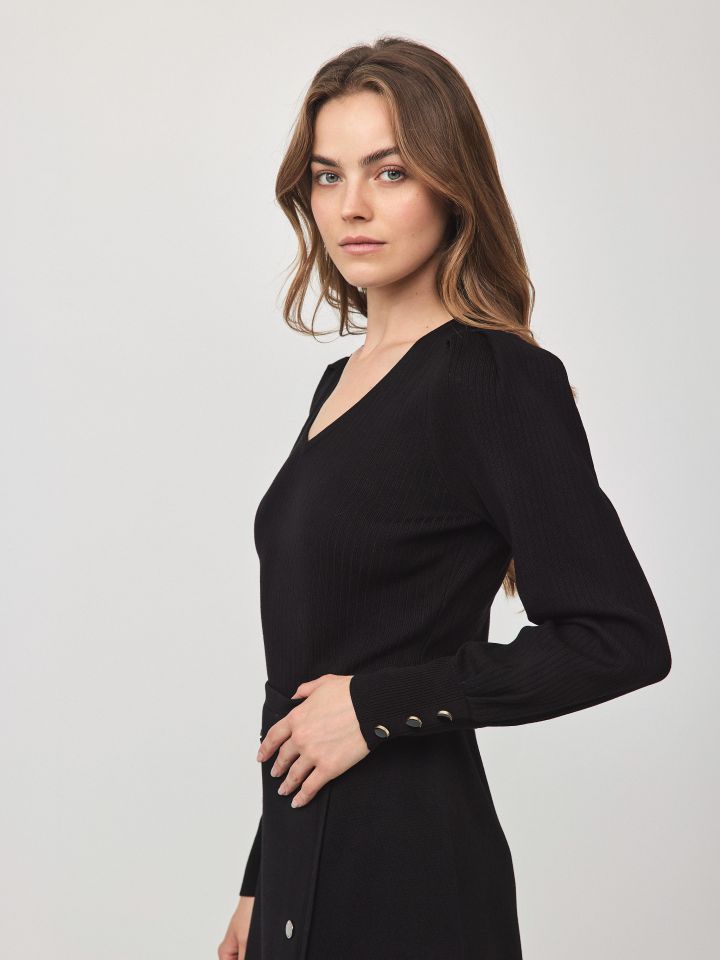 סריג ריב V כפתורים בשרוול בצבע שחור