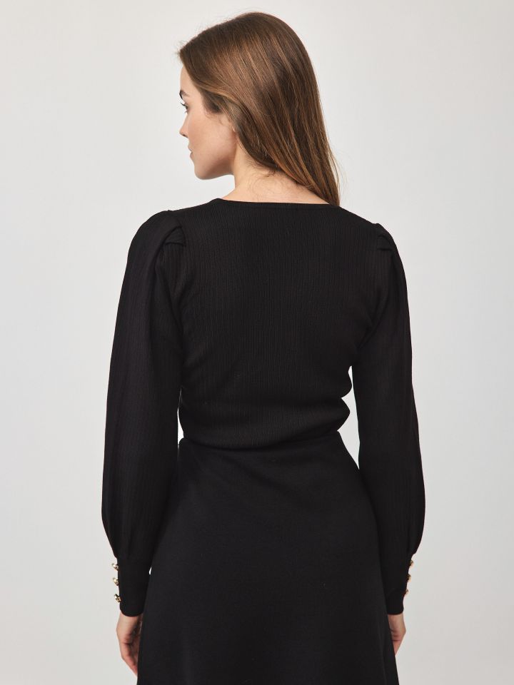 סריג ריב V כפתורים בשרוול בצבע שחור