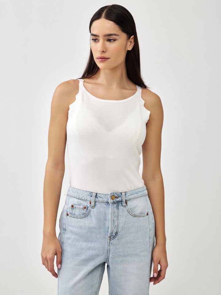 גופיה סריג פתח גלים בצבע אופוויט