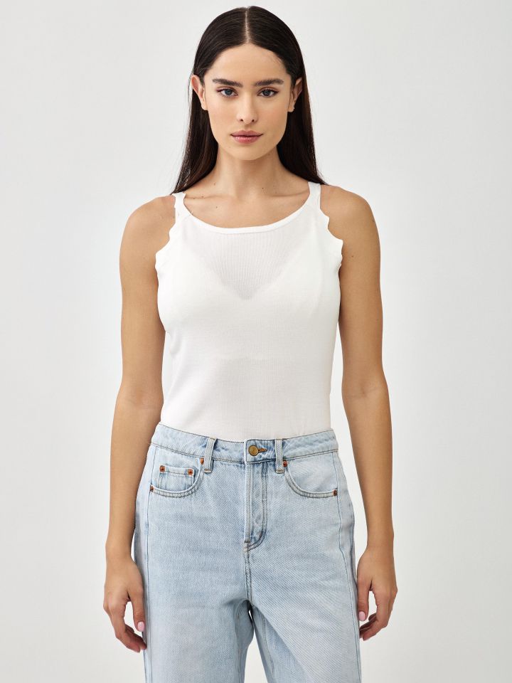 גופיה סריג פתח גלים בצבע אופוויט