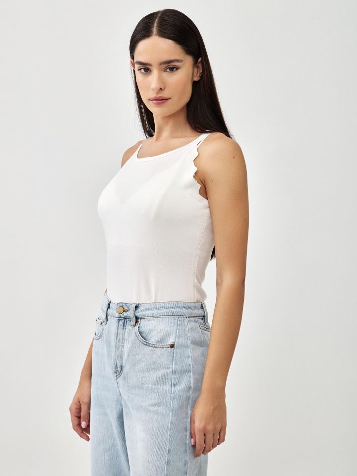 גופיה סריג פתח גלים בצבע אופוויט