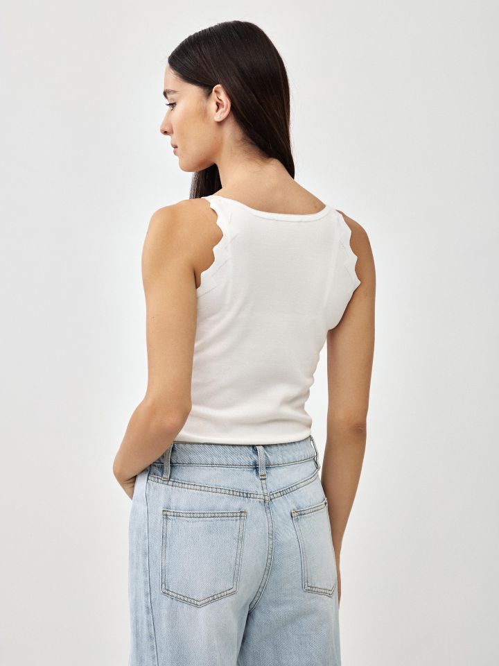 גופיה סריג פתח גלים בצבע אופוויט