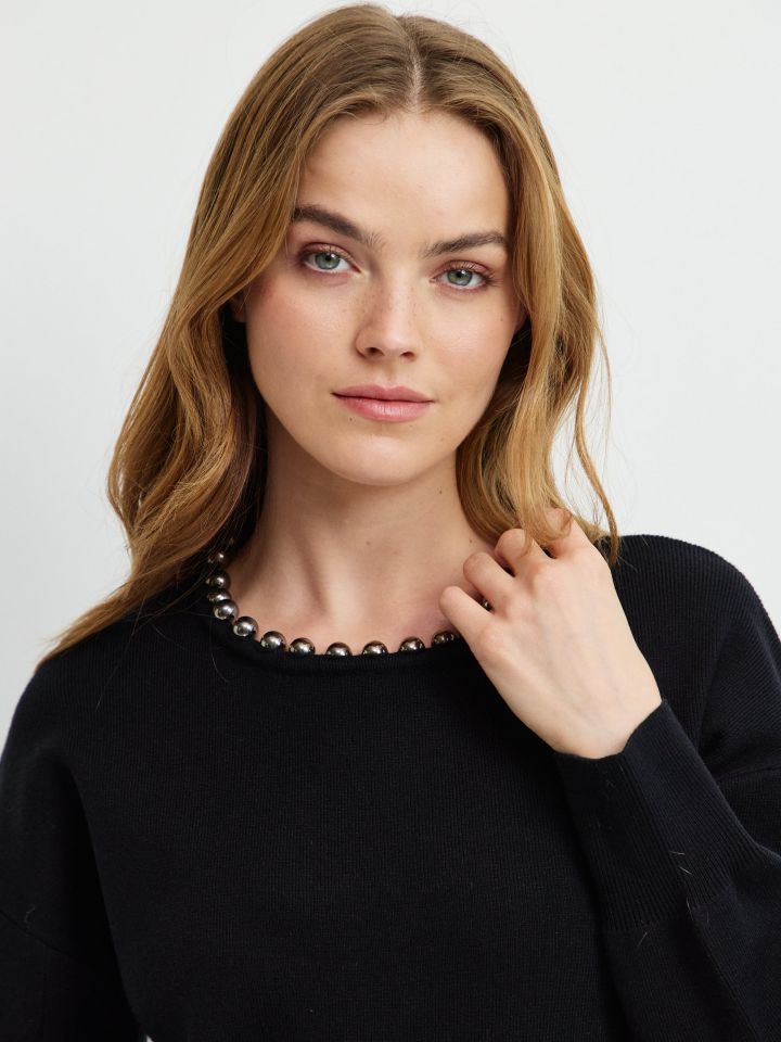 סריג פתח דמוי פנינים בצבע שחור