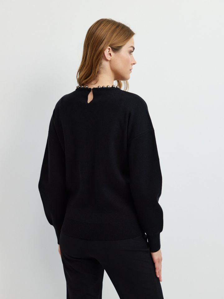 סריג פתח דמוי פנינים בצבע שחור