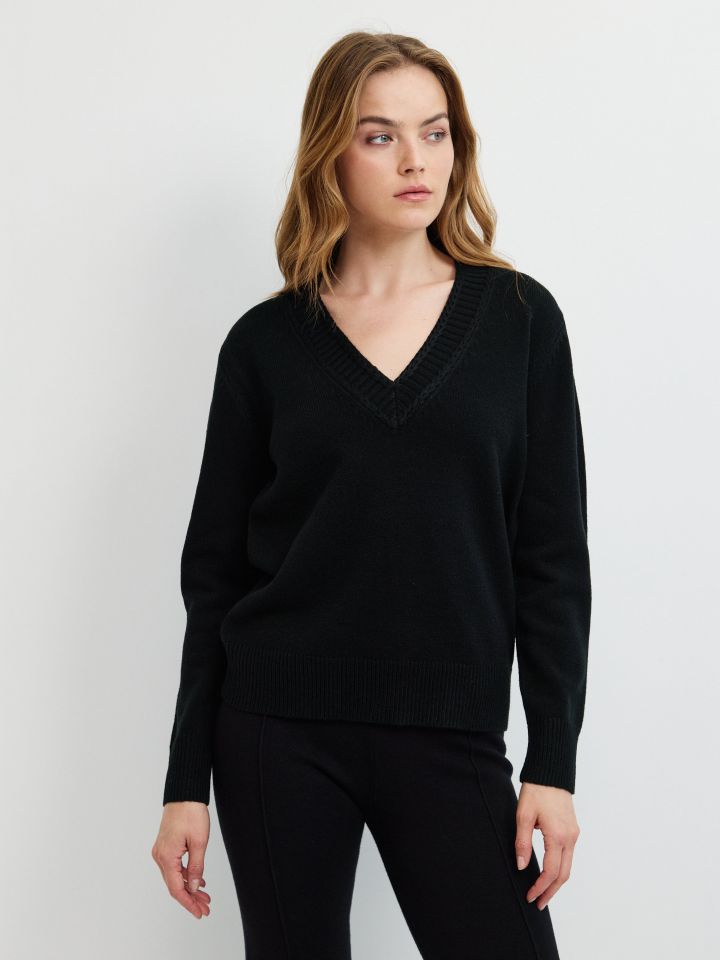 סריג V פתח צמה PROMO בצבע שחור