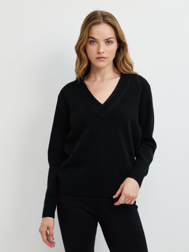 סריג V פתח צמה PROMO בצבע שחור