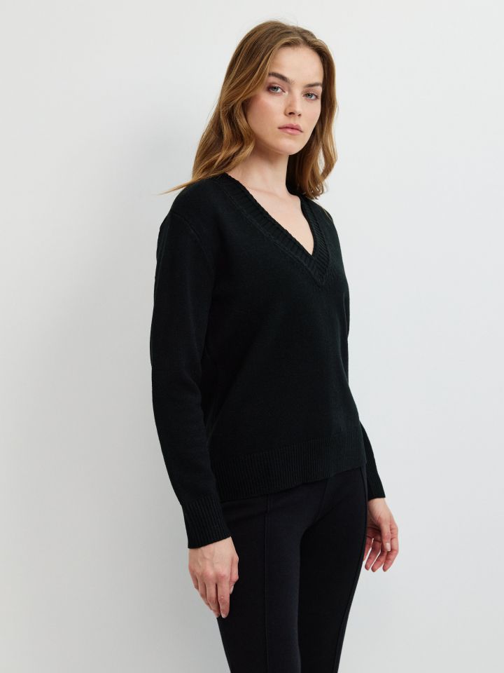 סריג V פתח צמה PROMO בצבע שחור