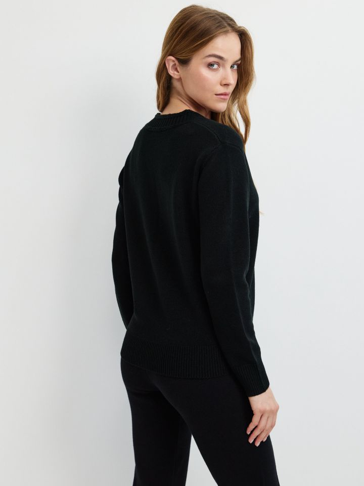 סריג V פתח צמה PROMO בצבע שחור