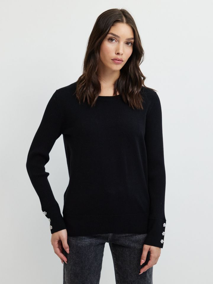 סריג כפתורי דמוי יהלומים בשרוול בצבע שחור