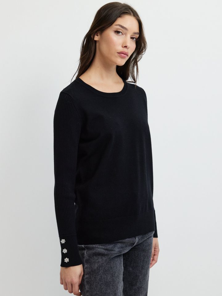 סריג כפתורי דמוי יהלומים בשרוול בצבע שחור