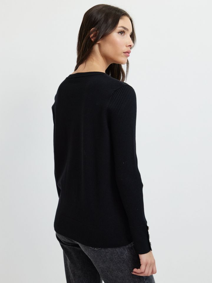 סריג כפתורי דמוי יהלומים בשרוול בצבע שחור