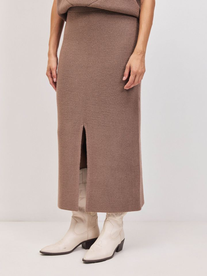 חצאית סריג שליץ בצבע מוקה