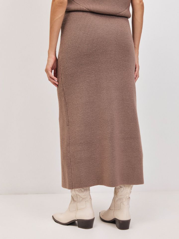 חצאית סריג שליץ בצבע מוקה