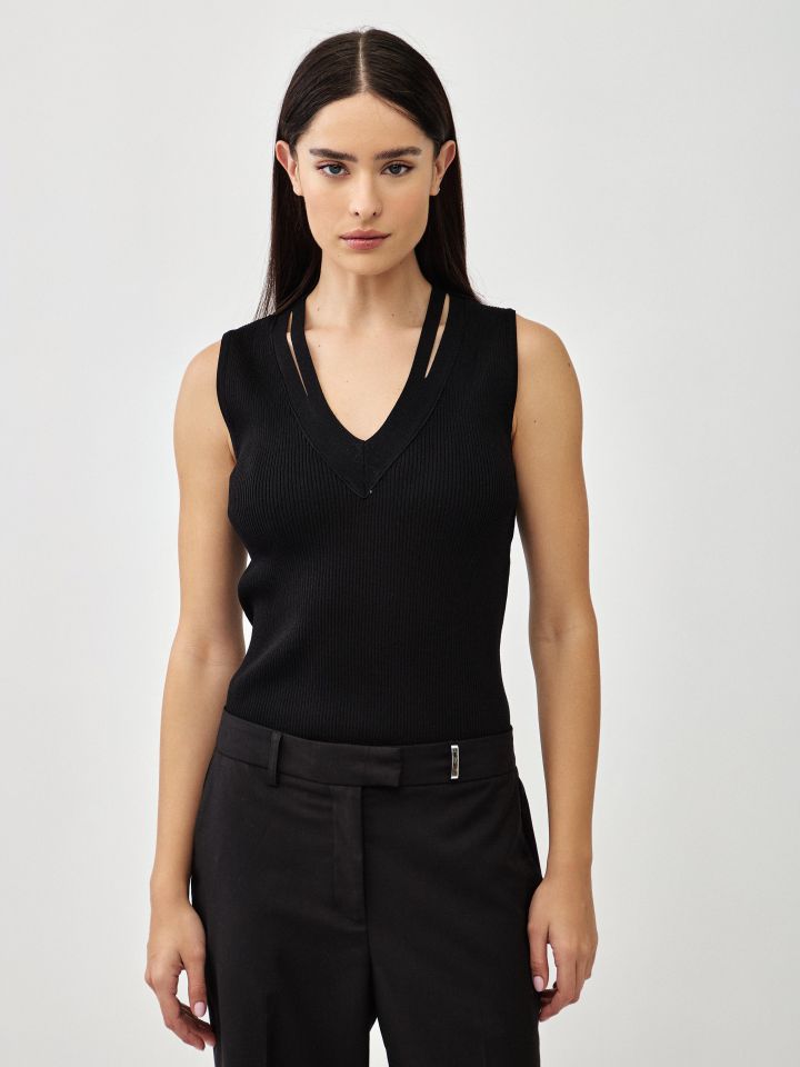 גופיה סריג פתח  V בצבע שחור