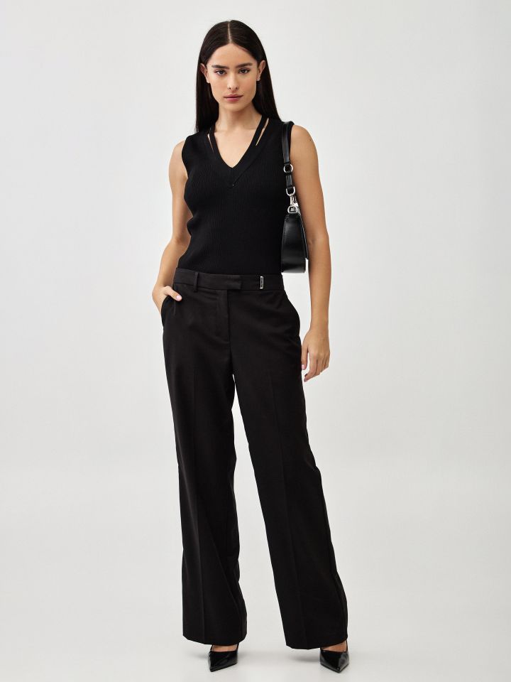 גופיה סריג פתח  V בצבע שחור