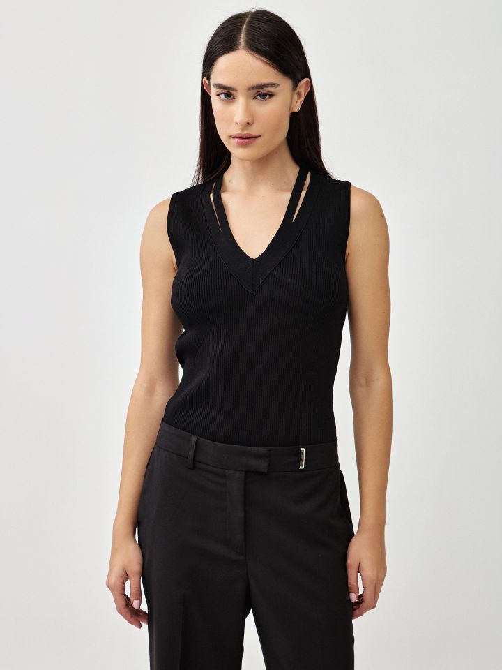 גופיה סריג פתח  V בצבע שחור