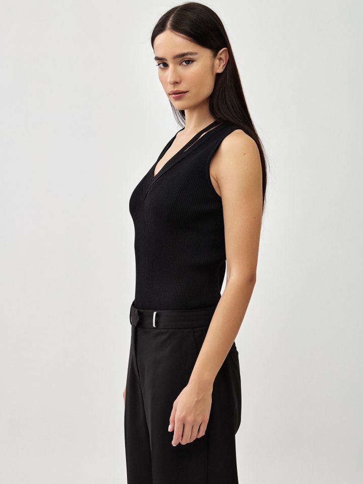 גופיה סריג פתח  V בצבע שחור