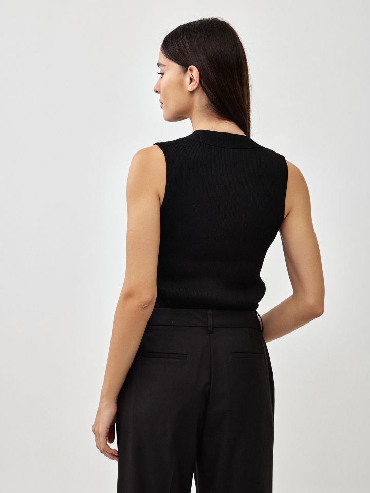 גופיה סריג פתח  V בצבע שחור