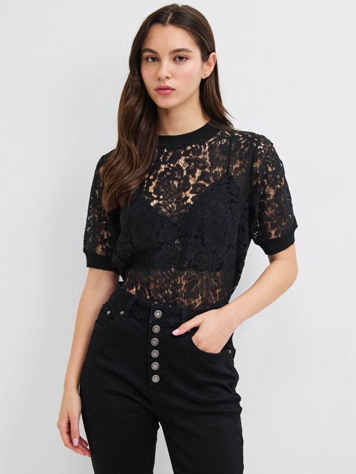 סריג פרונט קרושה בצבע שחור