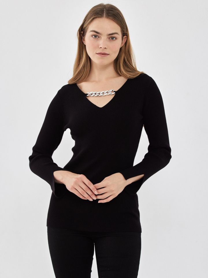 סריג פתח לב ושרשרת בצבע שחור