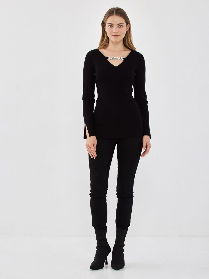 סריג פתח לב ושרשרת בצבע שחור