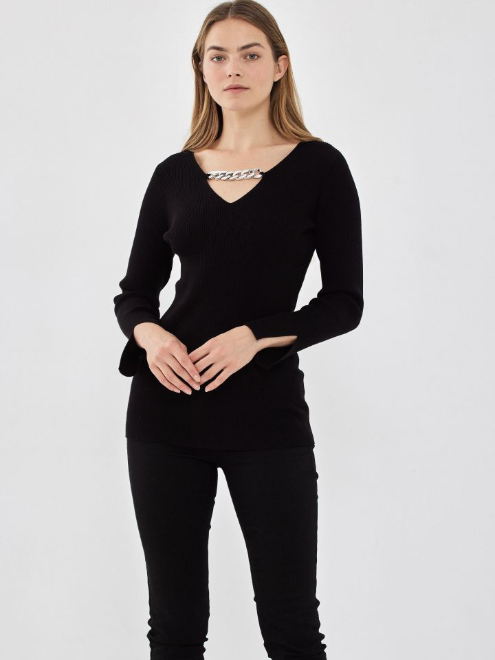 סריג פתח לב ושרשרת בצבע שחור