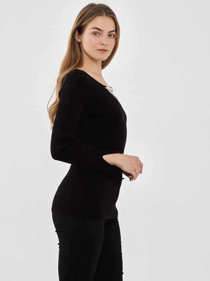 סריג פתח לב ושרשרת בצבע שחור