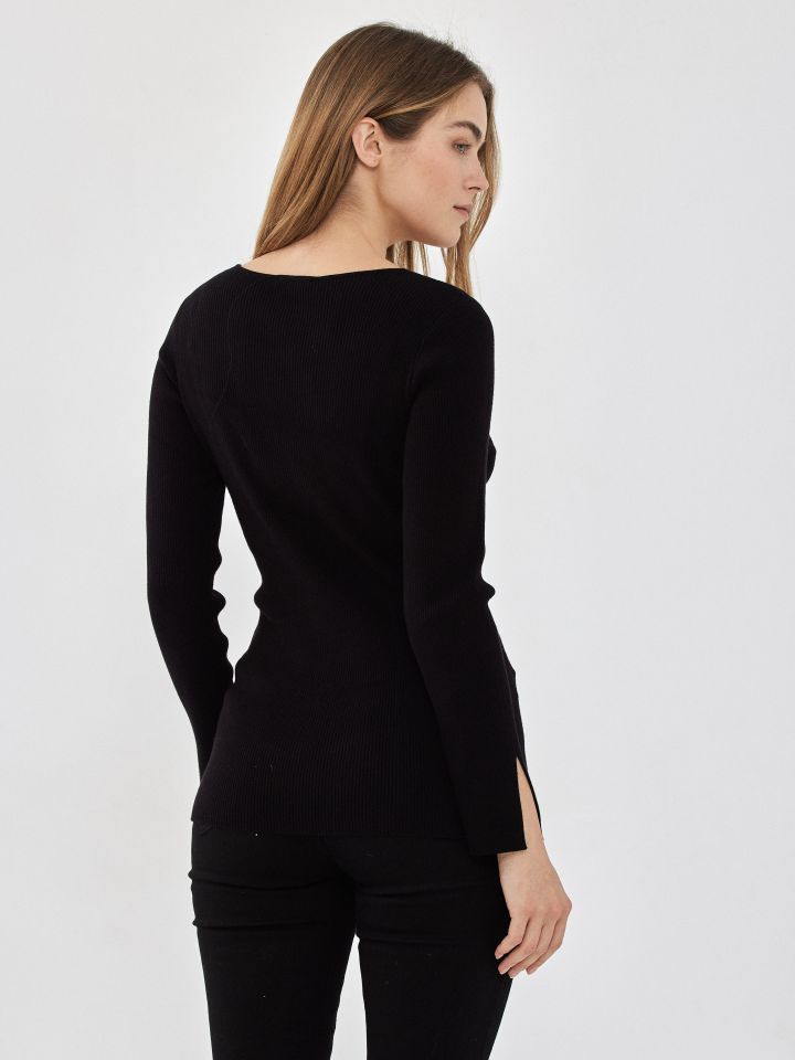 סריג פתח לב ושרשרת בצבע שחור