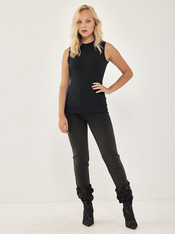 סריג חצי גולף ללא שרוול PROMO בצבע שחור