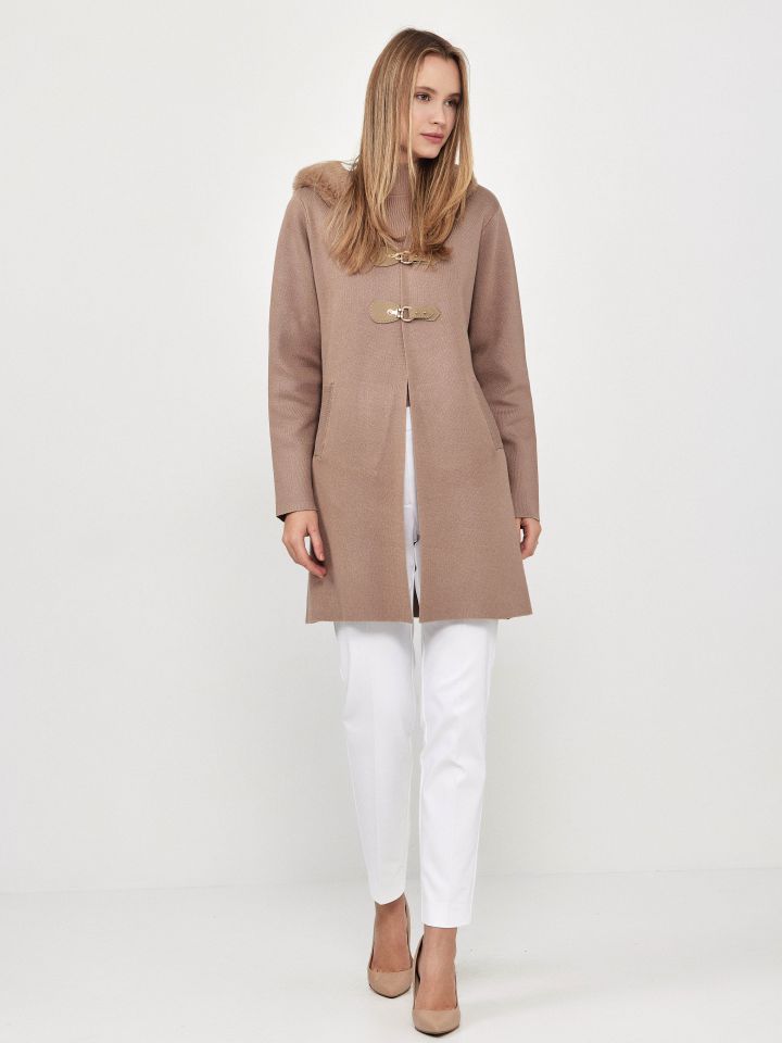 עליונית סריג קפוצ’ון בצבע בייז קפוצינו