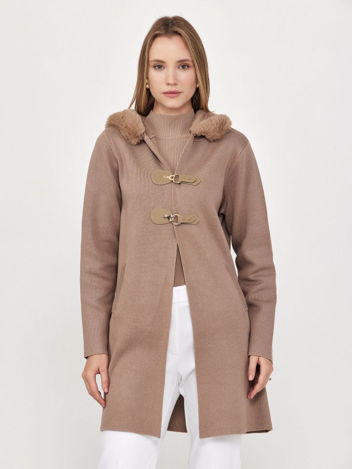 עליונית סריג קפוצ’ון בצבע בייז קפוצינו