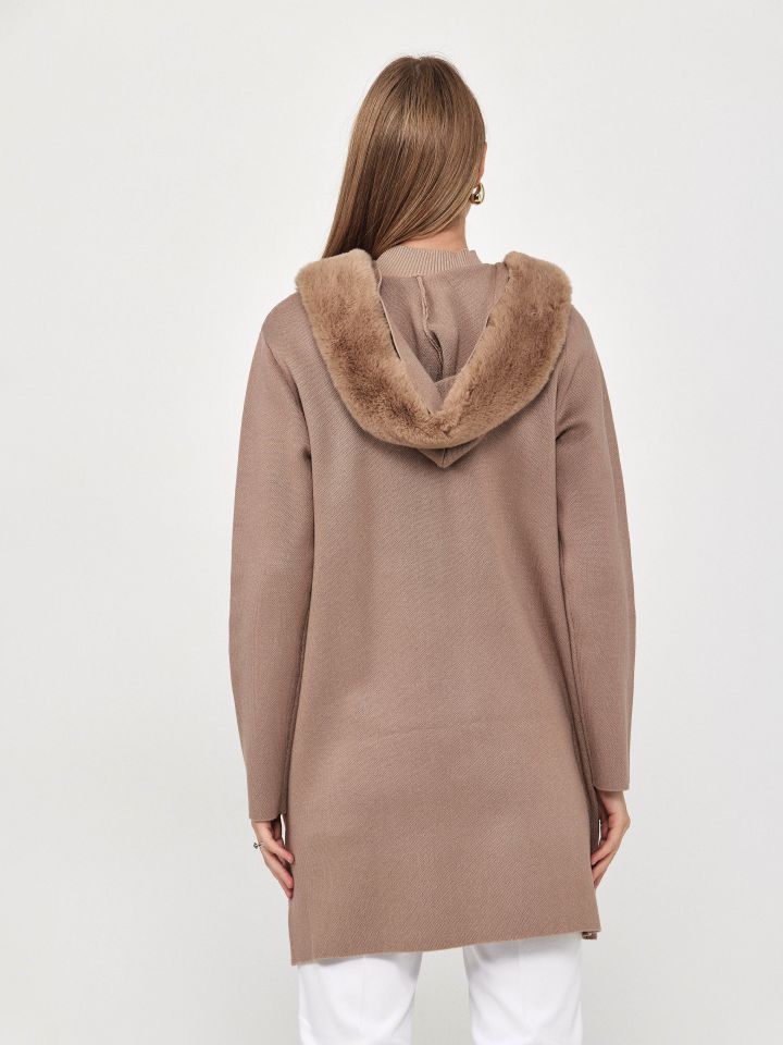 עליונית סריג קפוצ’ון בצבע בייז קפוצינו