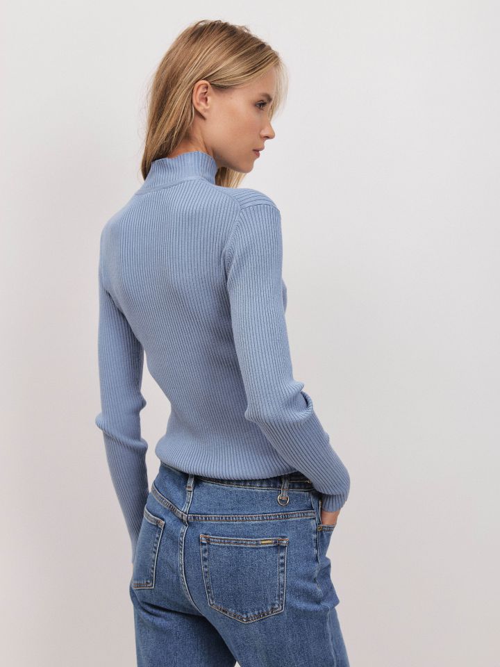 סריג V חצי גולף PROMO בצבע תכלת אורלי