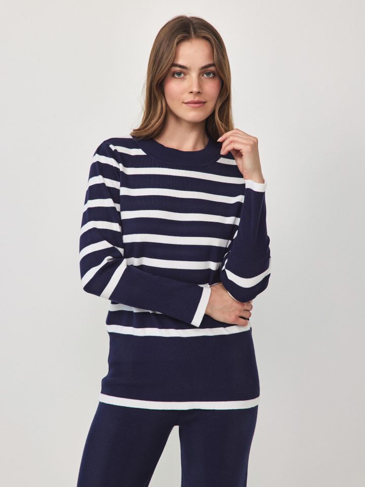 חליפת סריג פסים בצבע נייבי