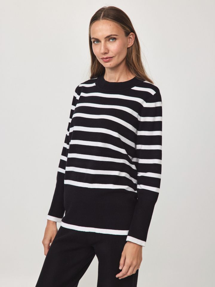 חליפת סריג פסים בצבע שחור