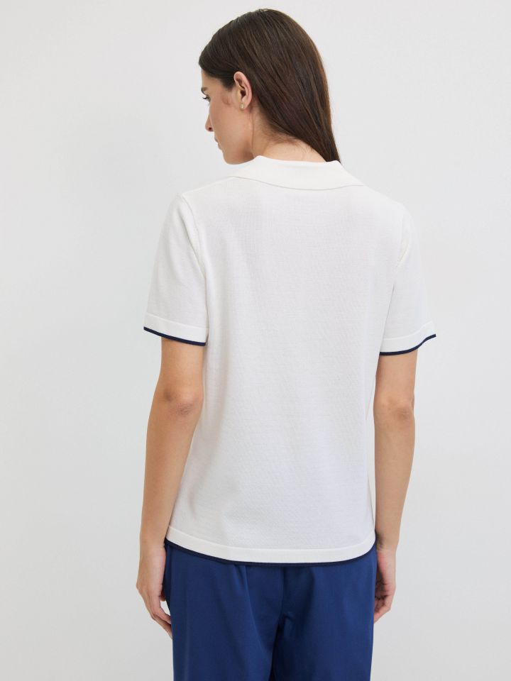 סריג צוארון כפתורים בצבע אופוויט